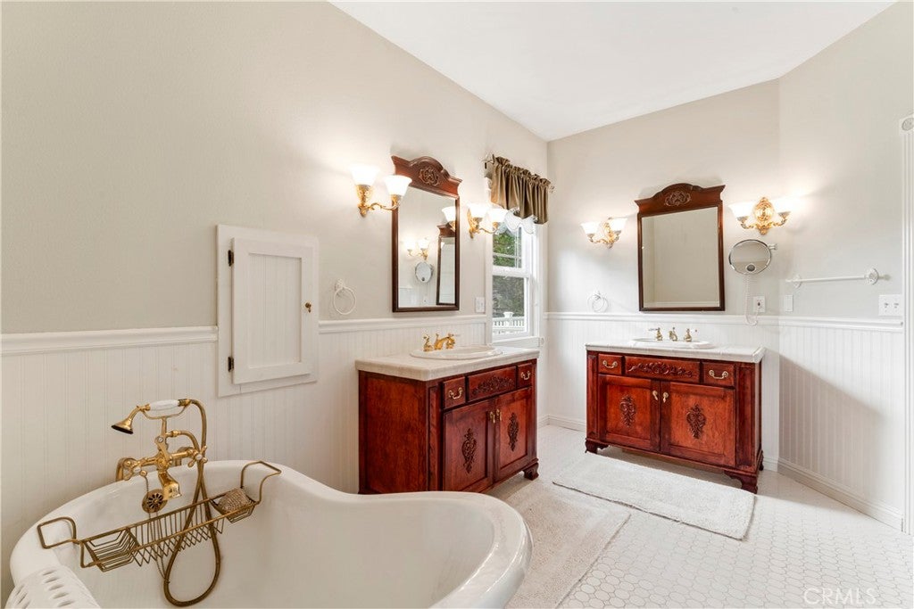 Lake Arrowhead, California, 92352, United States, 4 Bedrooms Bedrooms, ,4 BathroomsBathrooms,Residential,Active,2007295