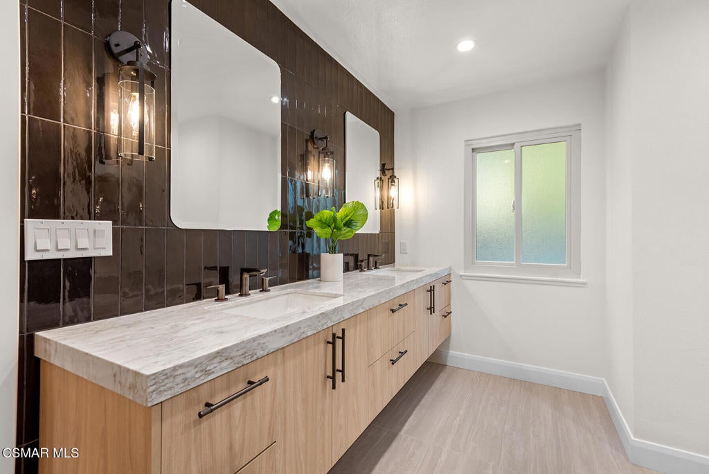 Westlake Village, California, 91361, United States, 4 Bedrooms Bedrooms, ,4 BathroomsBathrooms,Residential,Active,1867926