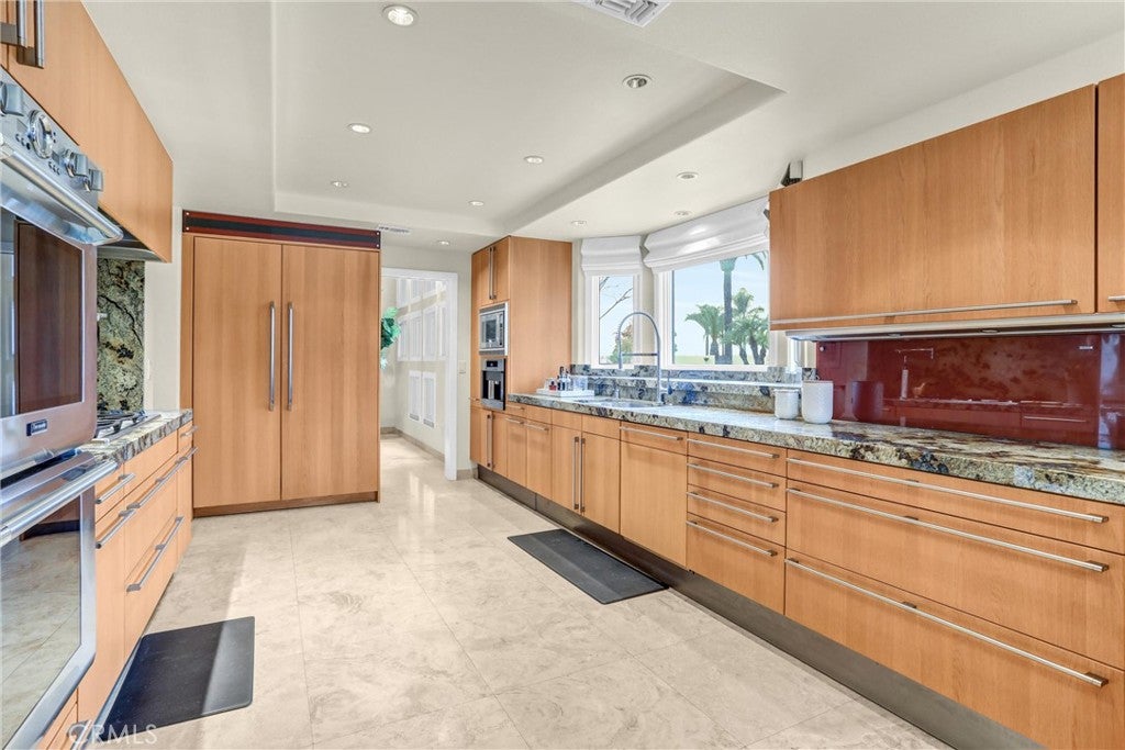 Anaheim, California, 92807, United States, 6 Bedrooms Bedrooms, ,5 BathroomsBathrooms,Residential,Active,2006989