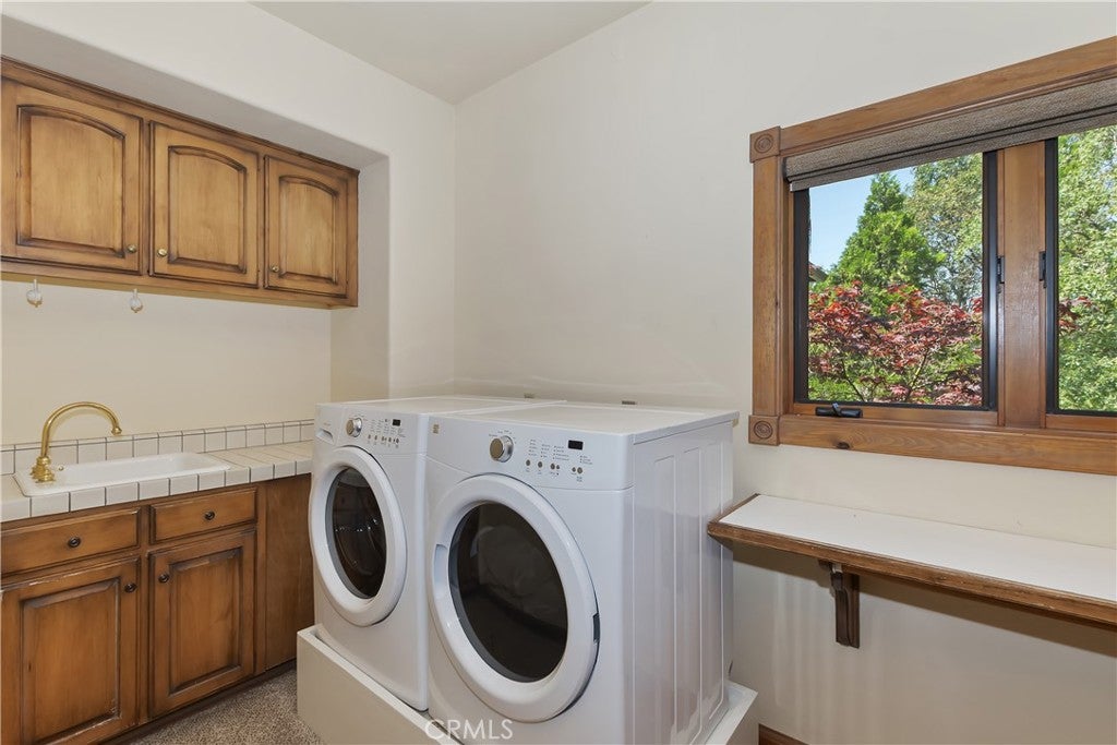 Lake Arrowhead, California, 92352, United States, 4 Bedrooms Bedrooms, ,5 BathroomsBathrooms,Residential,Active,1897983