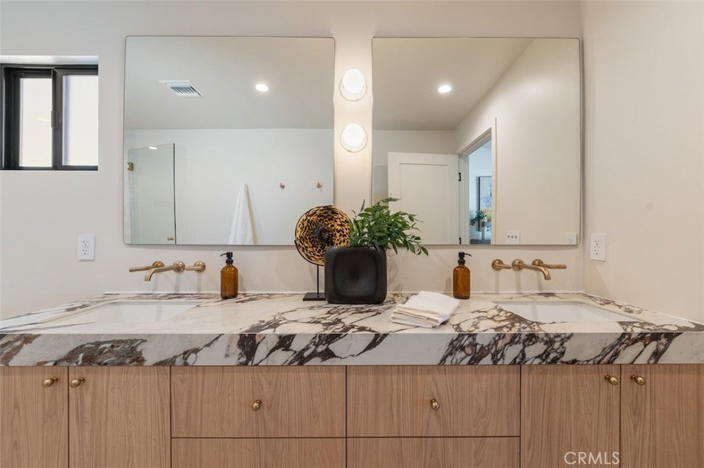 Northridge, California, 91325, United States, 4 Bedrooms Bedrooms, ,4 BathroomsBathrooms,Residential,Active,2030583