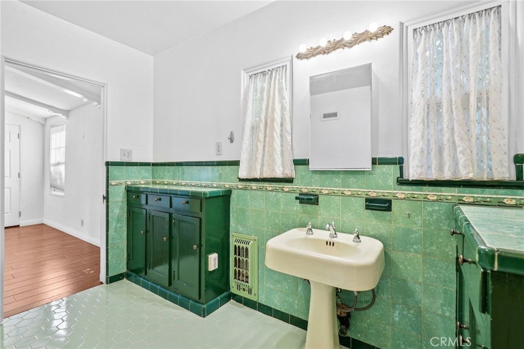 North Hollywood, California, 91602, United States, 3 Bedrooms Bedrooms, ,2 BathroomsBathrooms,Residential,Active,1914796