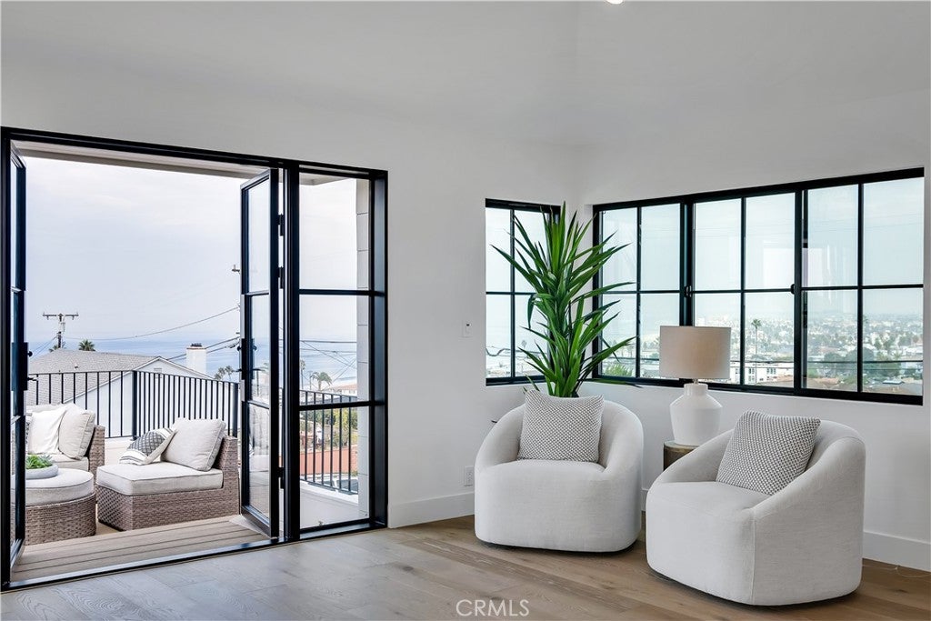 Redondo Beach, California, 90277, United States, 4 Bedrooms Bedrooms, ,3 BathroomsBathrooms,Residential,Active,1990651