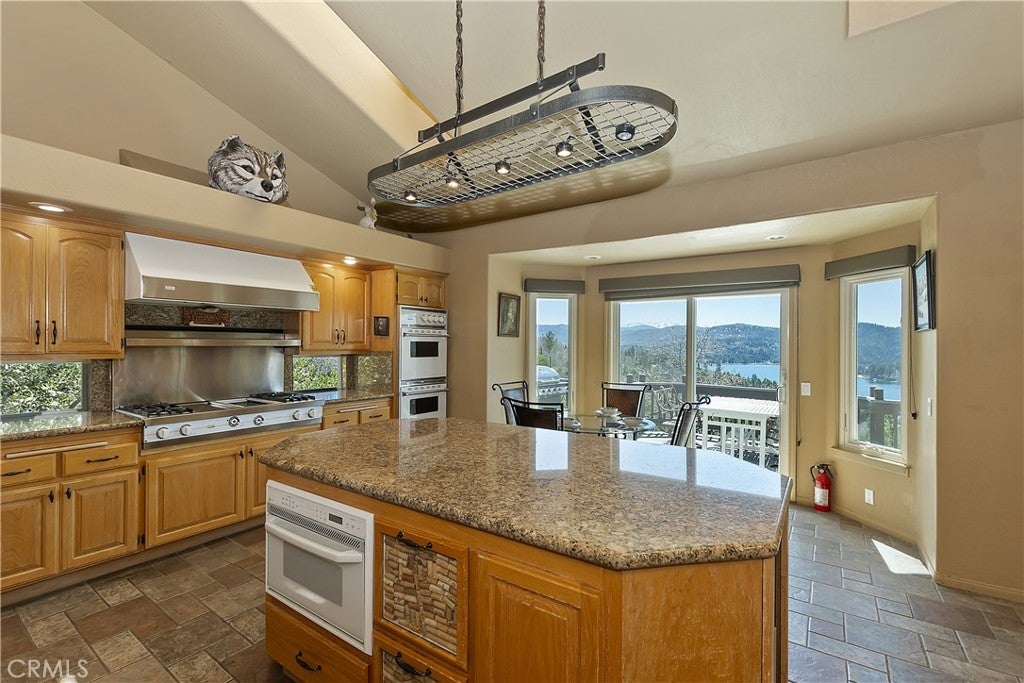 Lake Arrowhead, California, 92352, United States, ,5 BathroomsBathrooms,Residential,Active,1781875