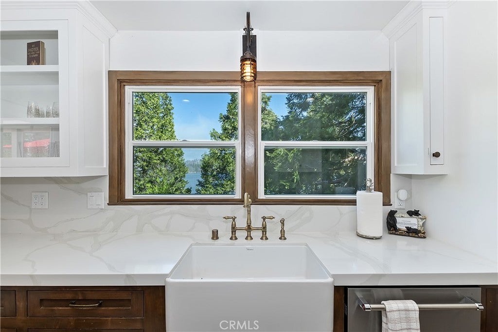 Lake Arrowhead, California, 92352, United States, 4 Bedrooms Bedrooms, ,3 BathroomsBathrooms,Residential,Active,1786792