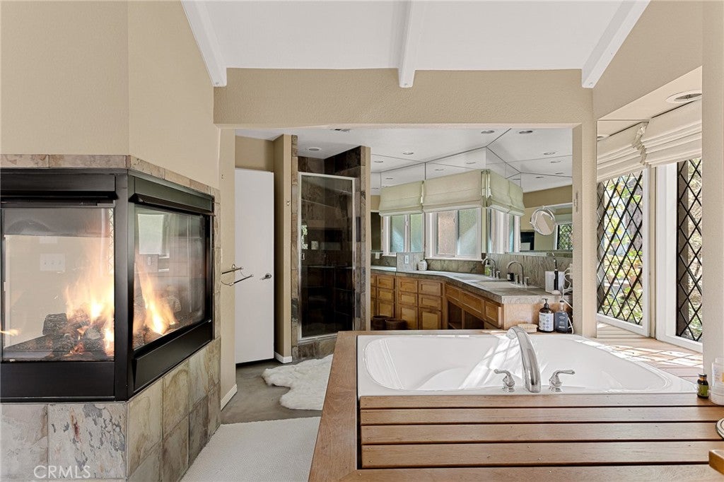 Lake Arrowhead, California, 92352, United States, 4 Bedrooms Bedrooms, ,4 BathroomsBathrooms,Residential,Active,1824526