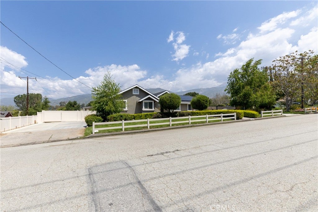 Yucaipa, California, 92399, United States, 5 Bedrooms Bedrooms, ,4 BathroomsBathrooms,Residential,Pending,1985872