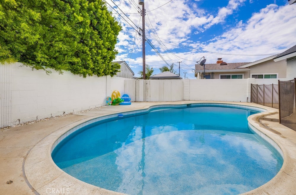 Garden Grove, California, 92845, United States, 5 Bedrooms Bedrooms, ,2 BathroomsBathrooms,Residential,Active,1927673