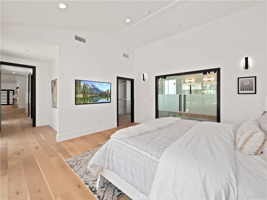Woodland Hills, California, 91367, United States, 5 Bedrooms Bedrooms, ,5 BathroomsBathrooms,Residential,Pending,1843402