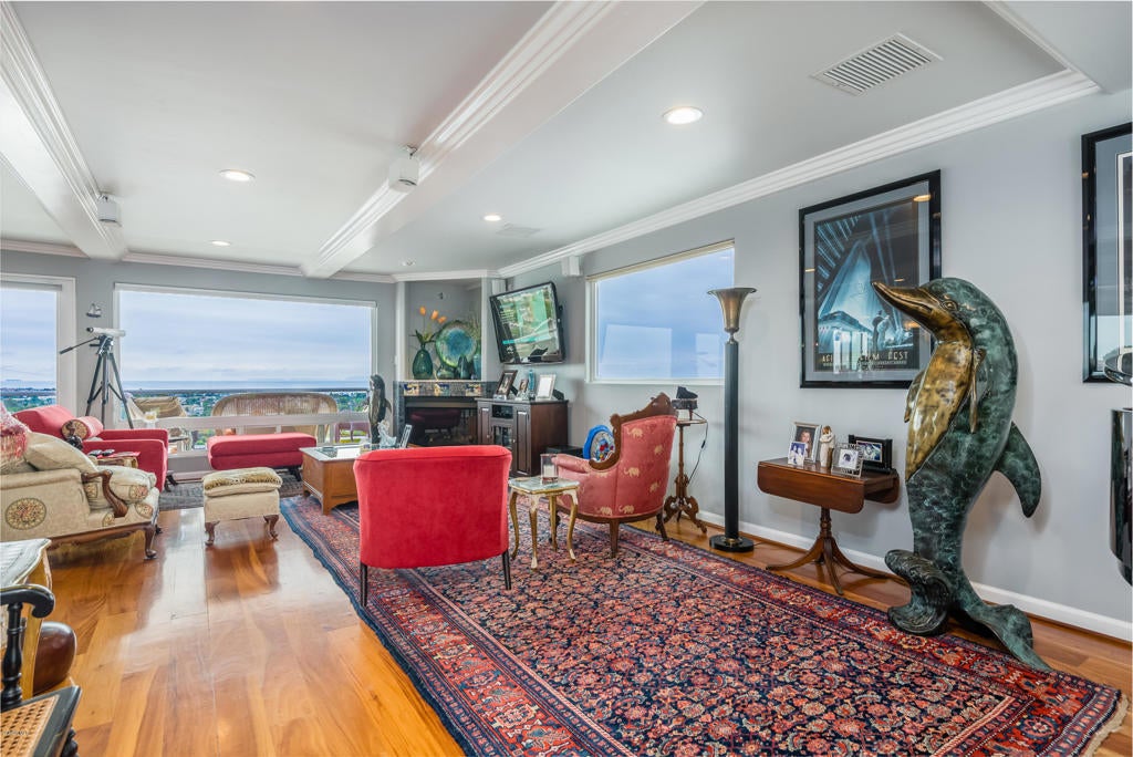Ventura, California, 93001, United States, 2 Bedrooms Bedrooms, ,3 BathroomsBathrooms,Residential,Active,1944022