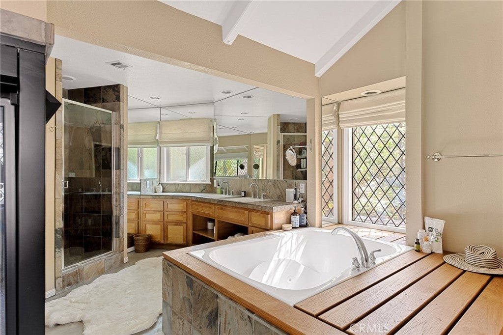 Lake Arrowhead, California, 92352, United States, 4 Bedrooms Bedrooms, ,4 BathroomsBathrooms,Residential,Active,1824526
