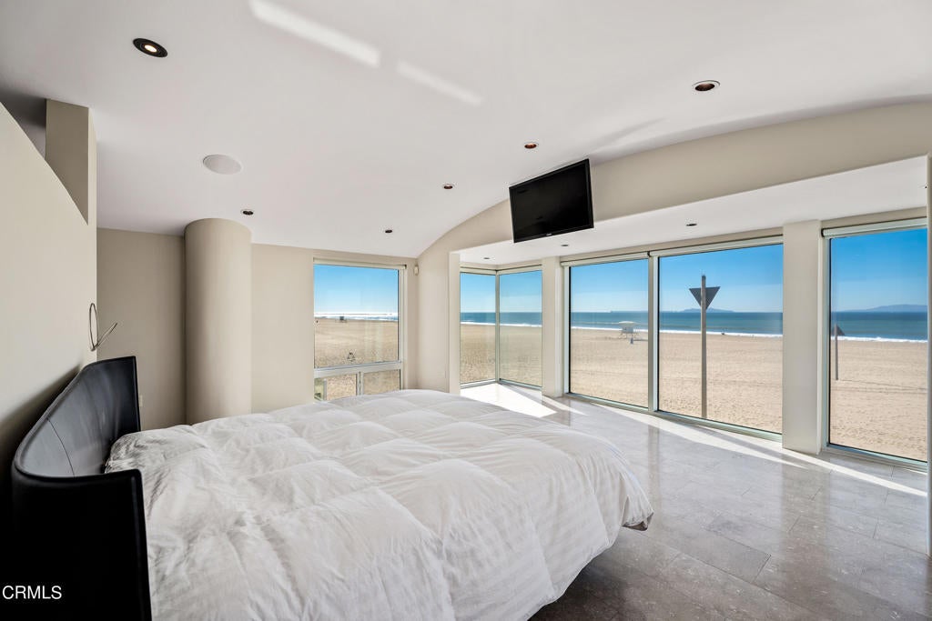 Oxnard, California, 93035, United States, 4 Bedrooms Bedrooms, ,5 BathroomsBathrooms,Residential,Active,1953419