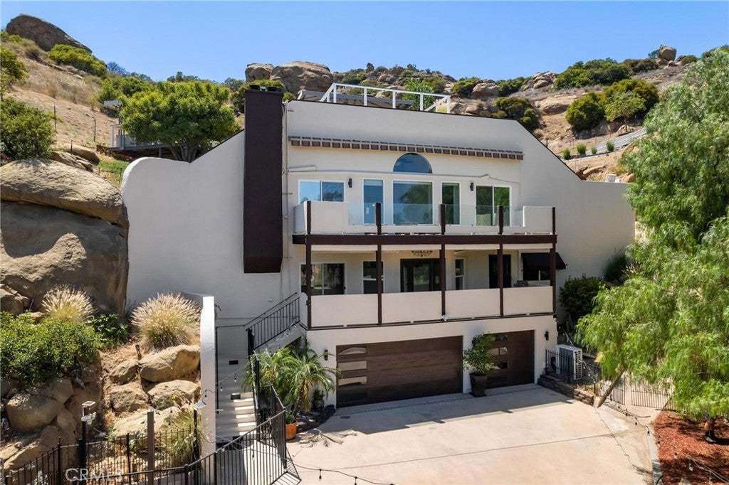 Chatsworth, California, 91311, United States, 4 Bedrooms Bedrooms, ,4 BathroomsBathrooms,Residential,Active,2011421