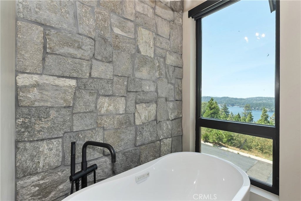 Lake Arrowhead, California, 92352, United States, 3 Bedrooms Bedrooms, ,3 BathroomsBathrooms,Residential,Active,1972160