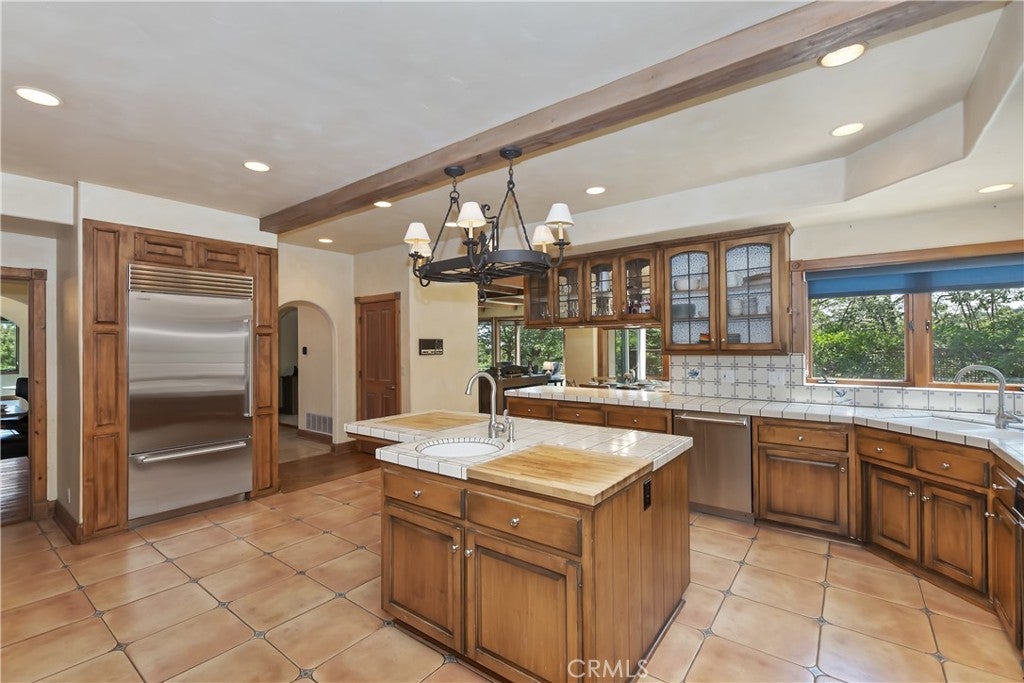 Lake Arrowhead, California, 92352, United States, 4 Bedrooms Bedrooms, ,5 BathroomsBathrooms,Residential,Active,1897983