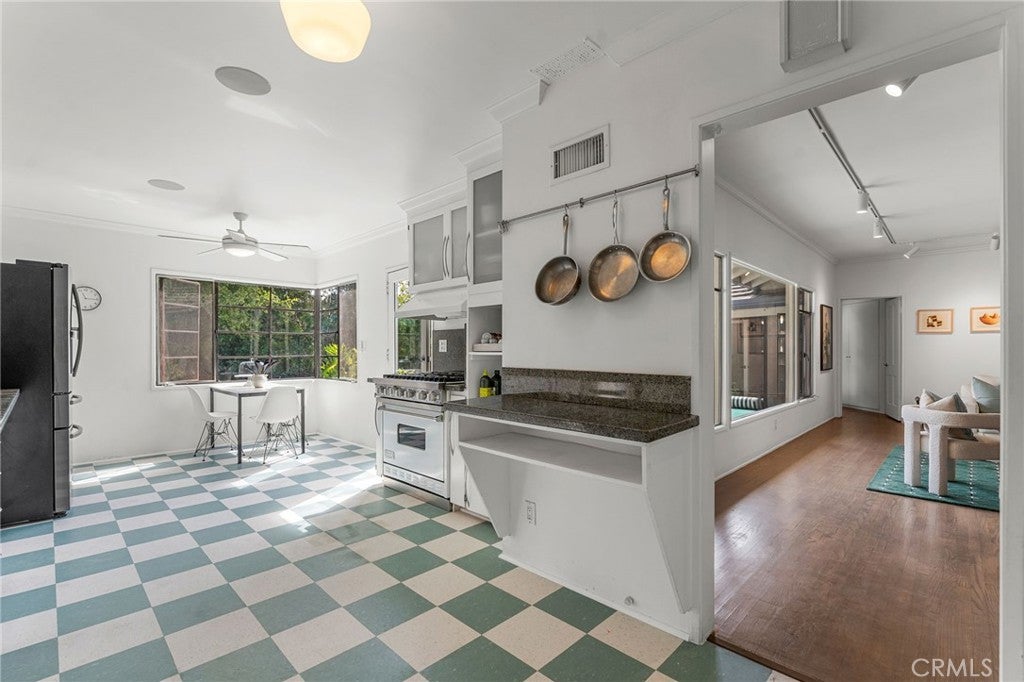 Los Angeles, California, 90027, United States, 3 Bedrooms Bedrooms, ,2 BathroomsBathrooms,Residential,Active,1953705