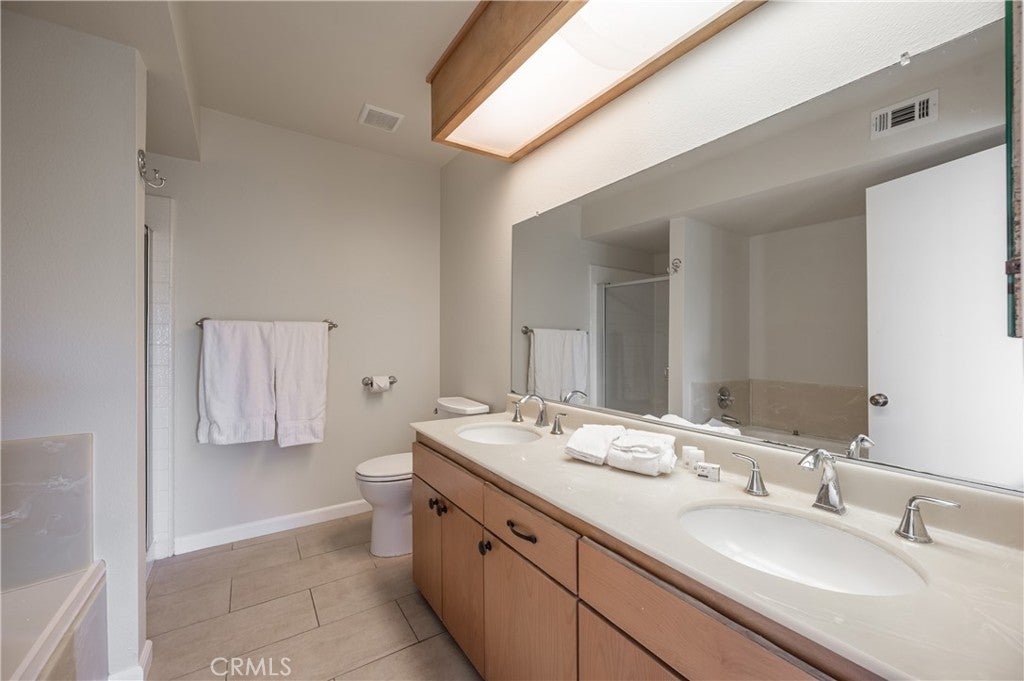 Burbank, California, 91501, United States, 5 Bedrooms Bedrooms, ,5 BathroomsBathrooms,Residential,Active,1943797