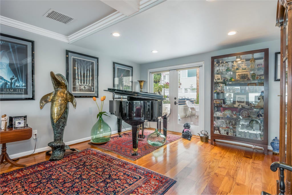 Ventura, California, 93001, United States, 2 Bedrooms Bedrooms, ,3 BathroomsBathrooms,Residential,Active,1944022