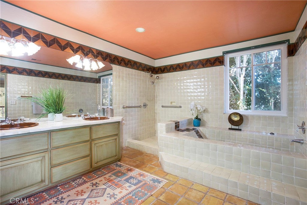 Laguna Beach, California, 92651, United States, 3 Bedrooms Bedrooms, ,3 BathroomsBathrooms,Residential,Active,2002317