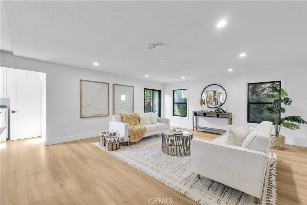 Huntington Beach, California, 92646, United States, 4 Bedrooms Bedrooms, ,3 BathroomsBathrooms,Residential,Active,1998762