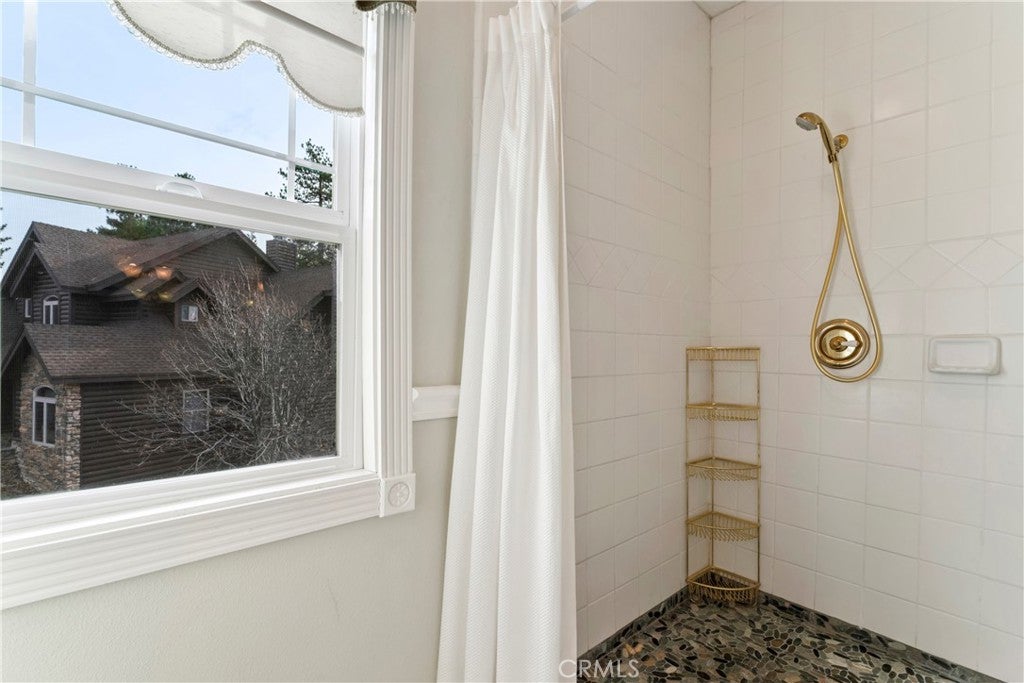 Lake Arrowhead, California, 92352, United States, 4 Bedrooms Bedrooms, ,4 BathroomsBathrooms,Residential,Active,2007295