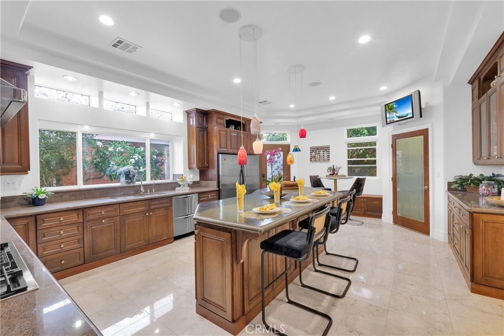 Pasadena, California, 91107, United States, 6 Bedrooms Bedrooms, ,5 BathroomsBathrooms,Residential,Active,1914920