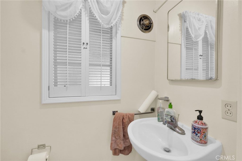 Los Angeles, California, 90039, United States, 4 Bedrooms Bedrooms, ,3 BathroomsBathrooms,Residential,Active,1892396