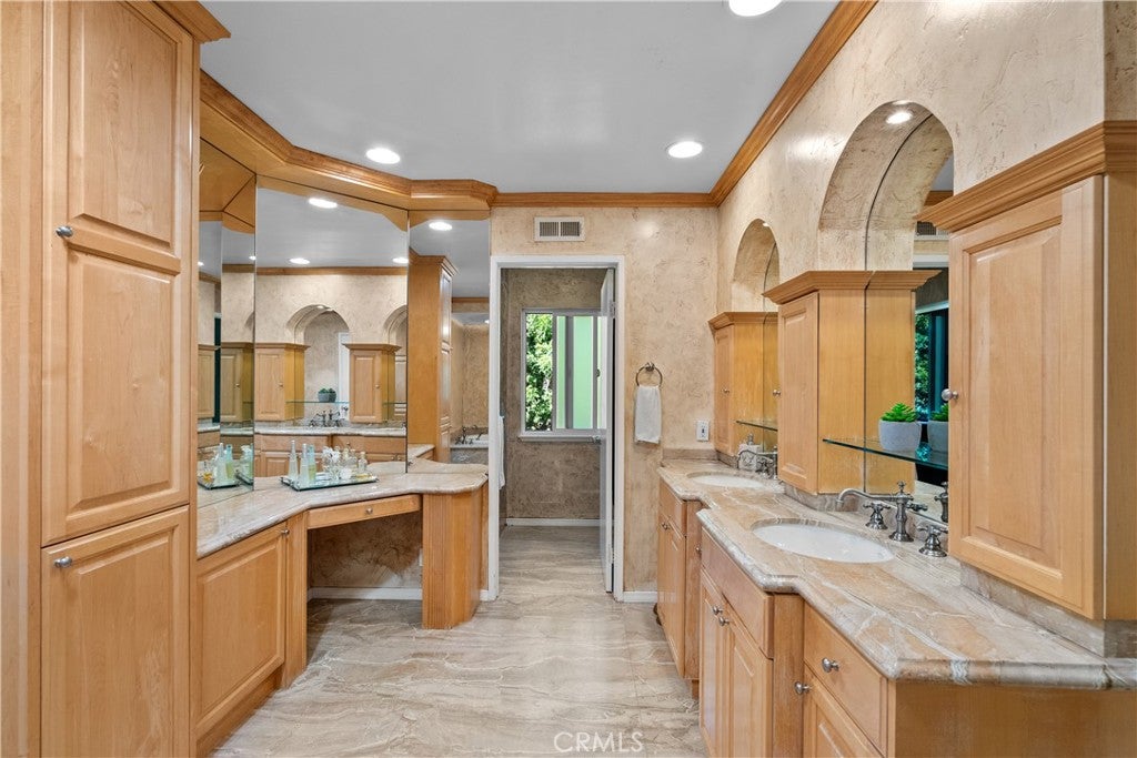 Northridge, California, 91324, United States, 5 Bedrooms Bedrooms, ,4 BathroomsBathrooms,Residential,Active,1952628