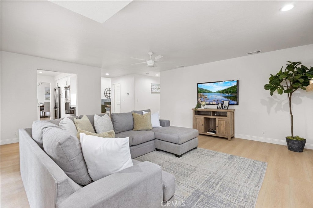 Downey, California, 90242, United States, 7 Bedrooms Bedrooms, ,6 BathroomsBathrooms,Residential,Contingent,1829948