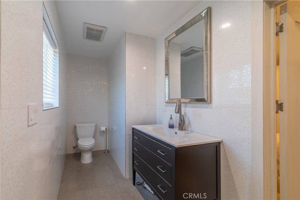 Burbank, California, 91501, United States, 4 Bedrooms Bedrooms, ,4 BathroomsBathrooms,Residential,Active,2003539