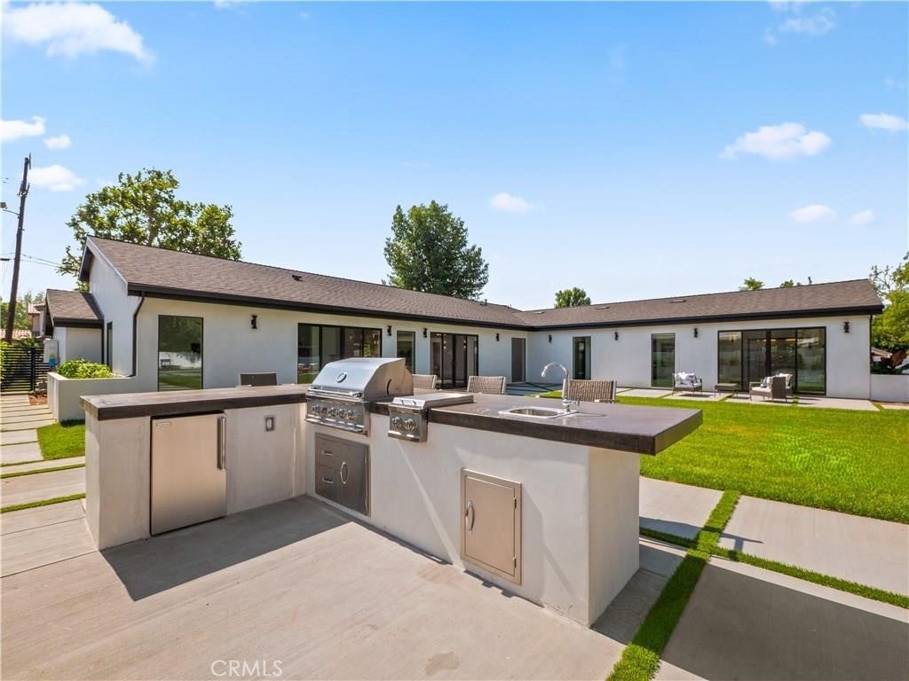 Woodland Hills, California, 91367, United States, 5 Bedrooms Bedrooms, ,5 BathroomsBathrooms,Residential,Pending,1843402
