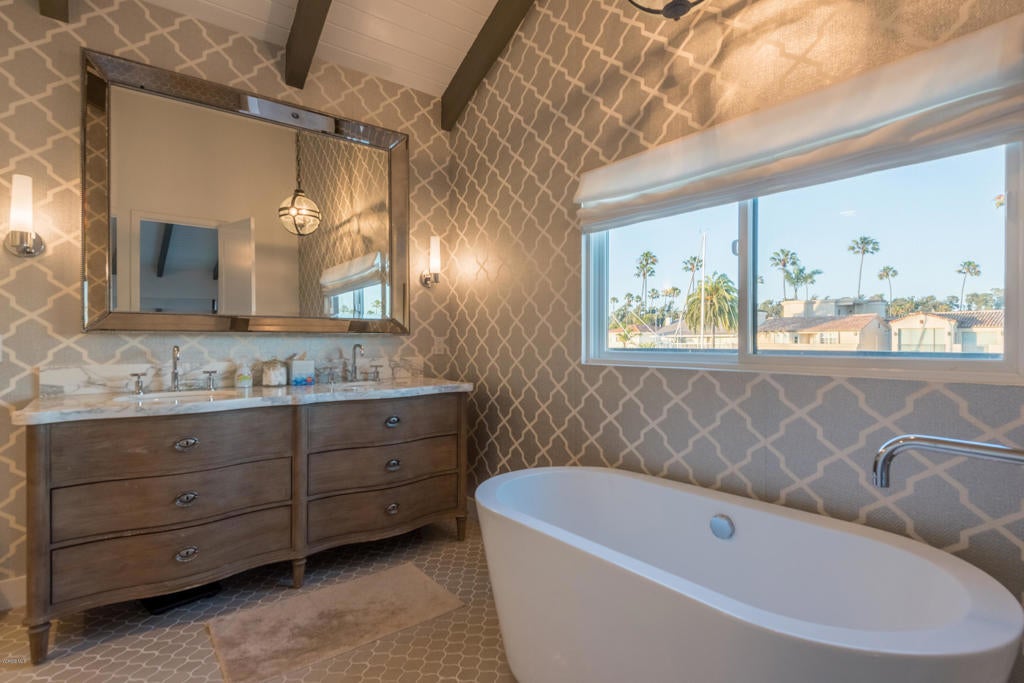 Ventura, California, 93001, United States, 3 Bedrooms Bedrooms, ,3 BathroomsBathrooms,Residential,Contingent,1944076