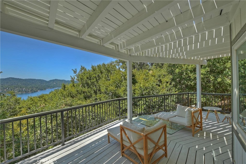 Lake Arrowhead, California, 92352, United States, 4 Bedrooms Bedrooms, ,3 BathroomsBathrooms,Residential,Active,1953250
