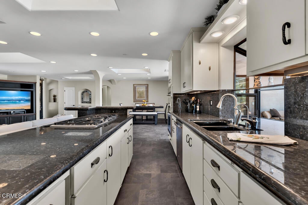 Camarillo, California, 93010, United States, 5 Bedrooms Bedrooms, ,5 BathroomsBathrooms,Residential,Active,1905055