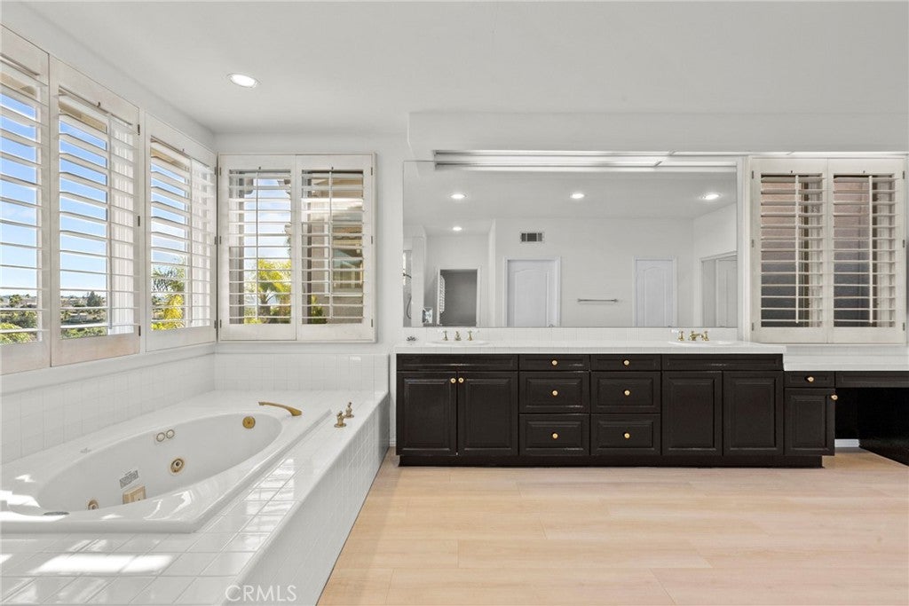 Canoga Park, California, 91304, United States, 5 Bedrooms Bedrooms, ,5 BathroomsBathrooms,Residential,Active,2006939