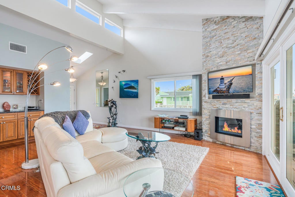 Oxnard, California, 93035, United States, 2 Bedrooms Bedrooms, ,2 BathroomsBathrooms,Residential,Active,1990634