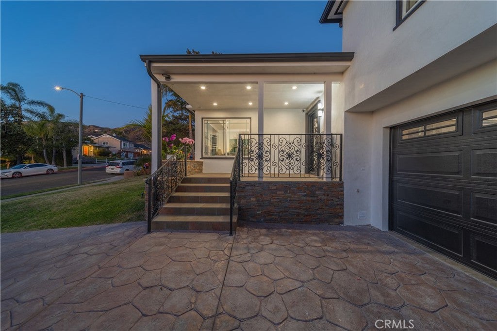 Burbank, California, 91501, United States, 4 Bedrooms Bedrooms, ,4 BathroomsBathrooms,Residential,Active,2003539