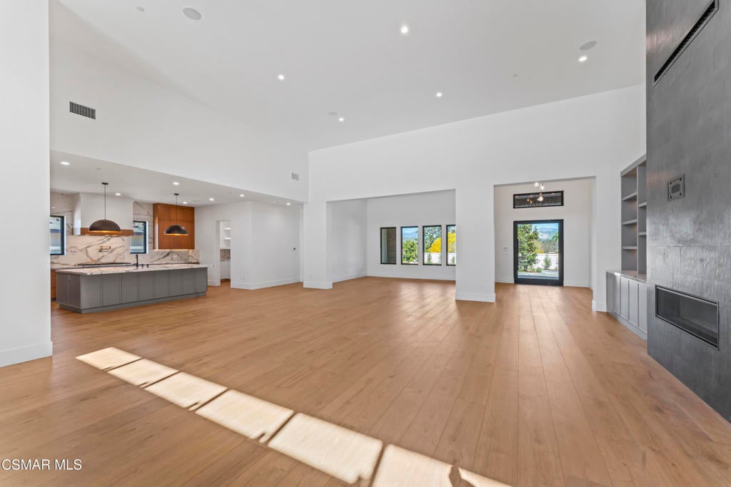 Camarillo, California, 93010, United States, 6 Bedrooms Bedrooms, ,7 BathroomsBathrooms,Residential,Active,2013156