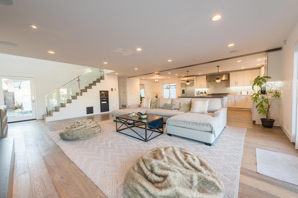 Ventura, California, 93001, United States, 3 Bedrooms Bedrooms, ,3 BathroomsBathrooms,Residential,Contingent,1944076
