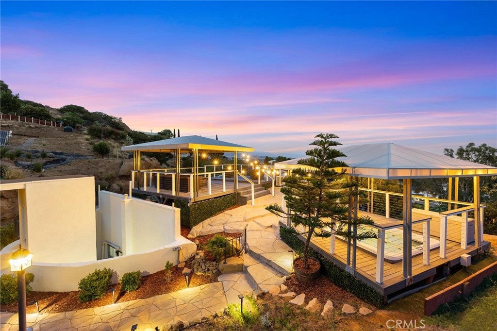 Chatsworth, California, 91311, United States, 4 Bedrooms Bedrooms, ,4 BathroomsBathrooms,Residential,Active,2011421