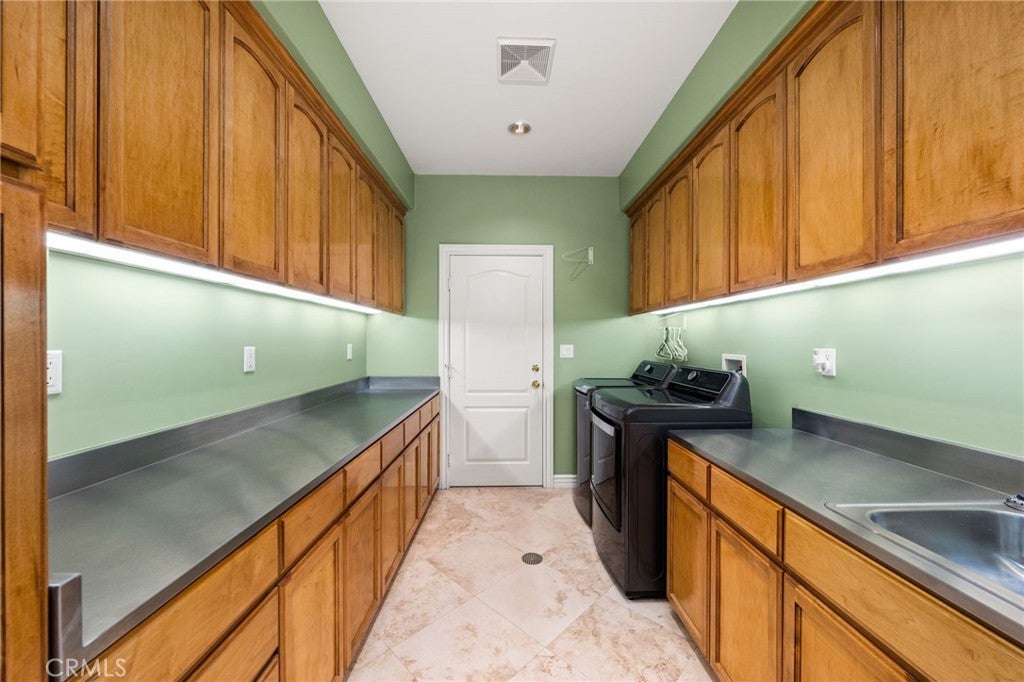 Corona, California, 92881, United States, 4 Bedrooms Bedrooms, ,5 BathroomsBathrooms,Residential,Active,1810439