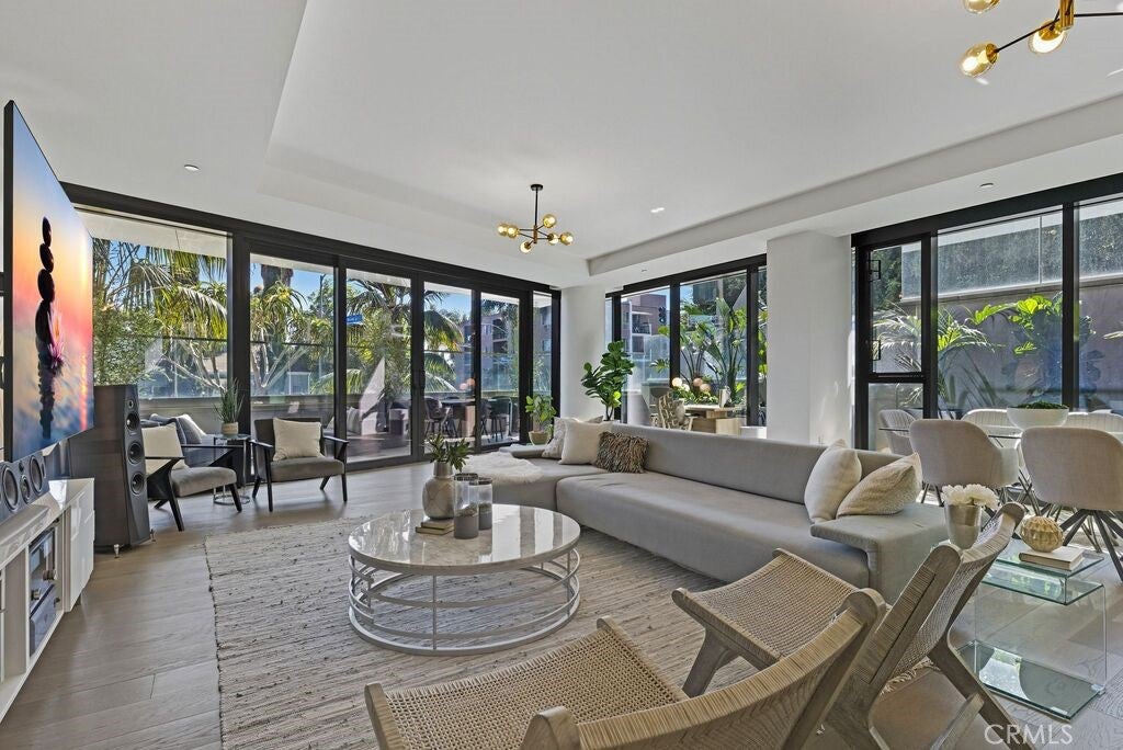 Los Angeles, California, 90069, United States, 2 Bedrooms Bedrooms, ,3 BathroomsBathrooms,Residential,Active,1995278