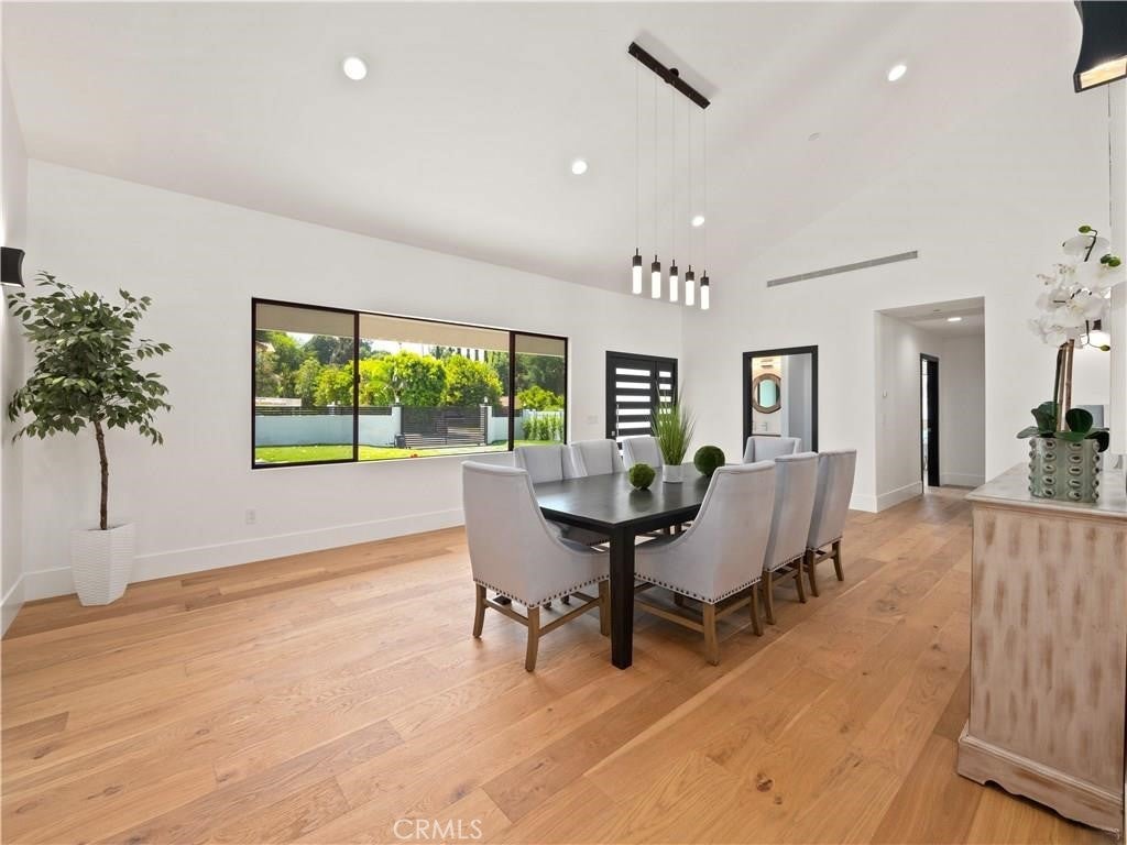 Woodland Hills, California, 91367, United States, 5 Bedrooms Bedrooms, ,5 BathroomsBathrooms,Residential,Pending,1843402