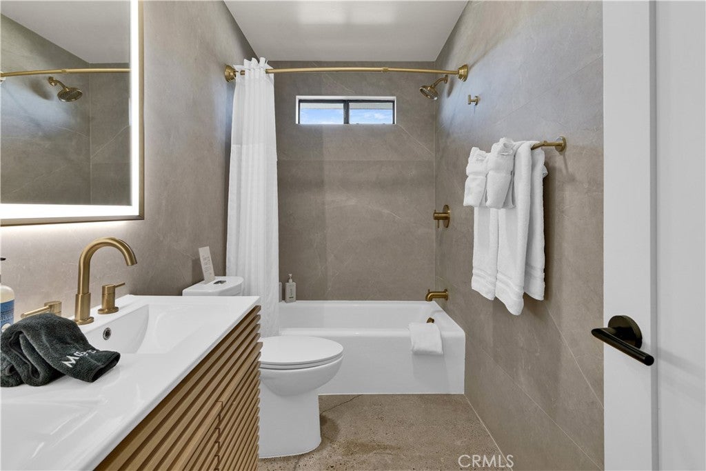 Paso Robles, California, 93446, United States, 4 Bedrooms Bedrooms, ,3 BathroomsBathrooms,Residential,Active,1941140