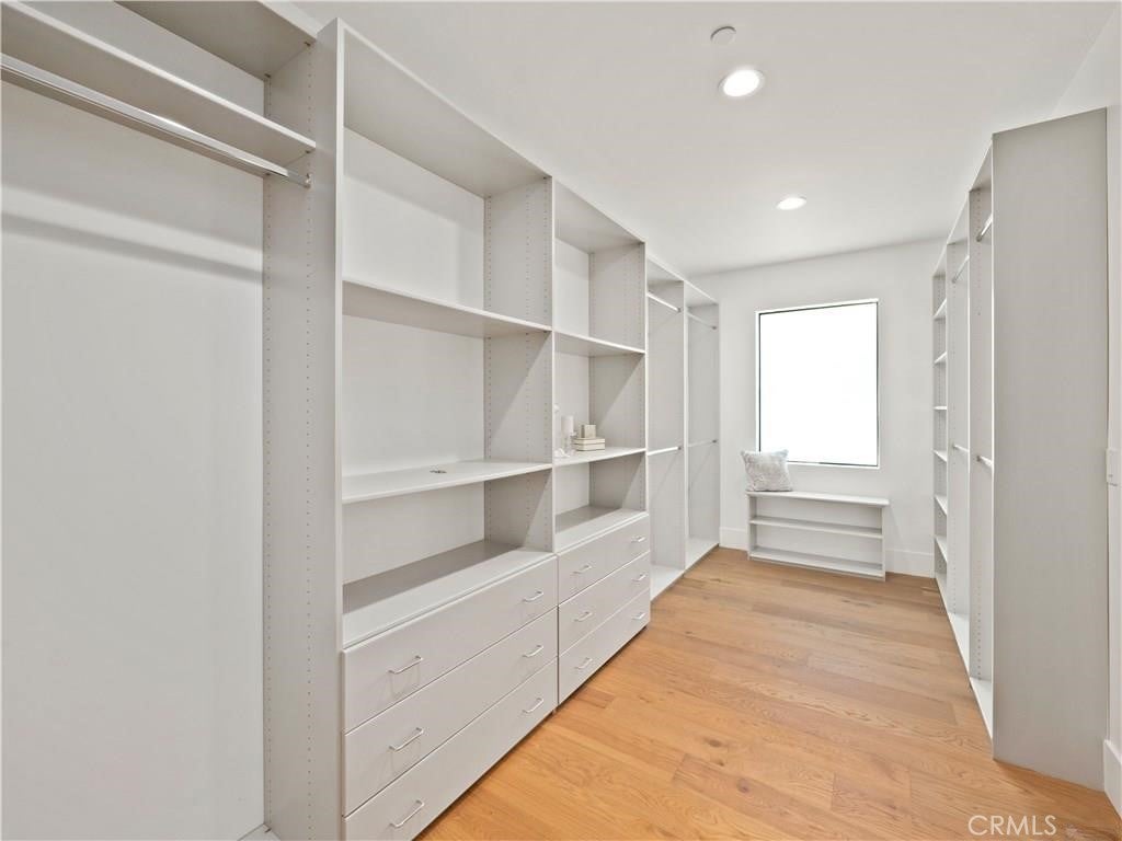 Woodland Hills, California, 91367, United States, 5 Bedrooms Bedrooms, ,5 BathroomsBathrooms,Residential,Pending,1843402
