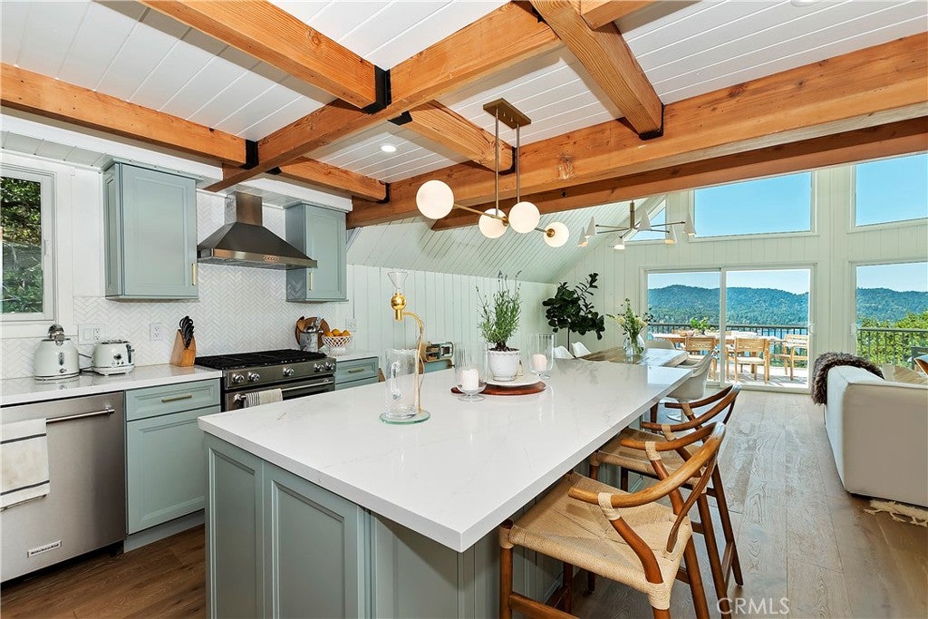 Lake Arrowhead, California, 92352, United States, 4 Bedrooms Bedrooms, ,3 BathroomsBathrooms,Residential,Active,1953250