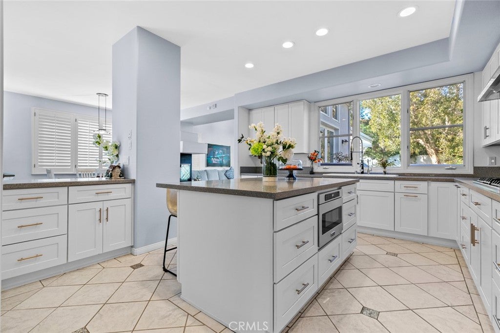 Chatsworth, California, 91311, United States, 5 Bedrooms Bedrooms, ,6 BathroomsBathrooms,Residential,Active,2015219