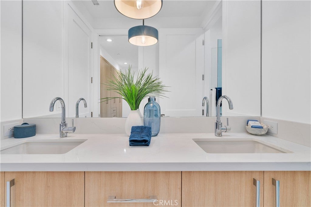 Redondo Beach, California, 90278, United States, 5 Bedrooms Bedrooms, ,5 BathroomsBathrooms,Residential,Active,1959976