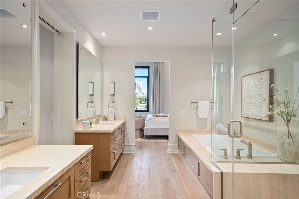 Newport Beach, California, 92660, United States, 2 Bedrooms Bedrooms, ,3 BathroomsBathrooms,Residential,Active,2009419