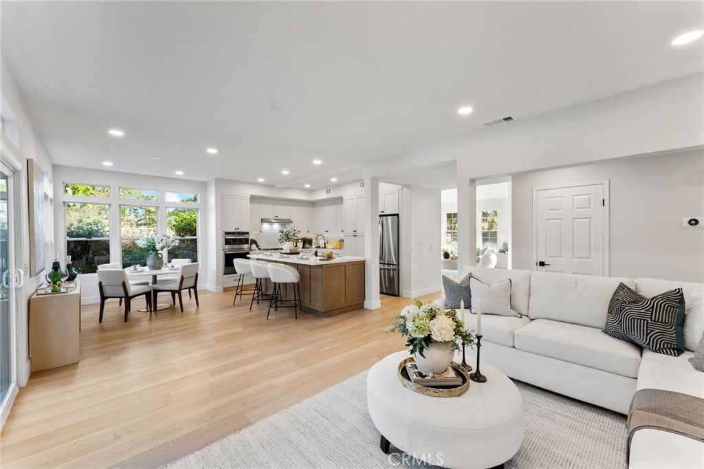 Costa Mesa, California, 92627, United States, 4 Bedrooms Bedrooms, ,3 BathroomsBathrooms,Residential,Contingent,1986895